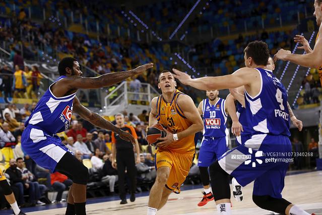 CBA球队战术分析：新疆队防守策略,（CBA战术剖析：新疆队的防守体系）