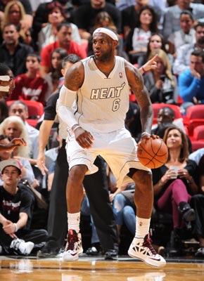 意媒：库普梅纳斯转型中卫表现亮眼，尤文中场补强成当务之急（意媒：库普梅纳斯客串中卫抢眼，尤文中场引援迫在眉睫）