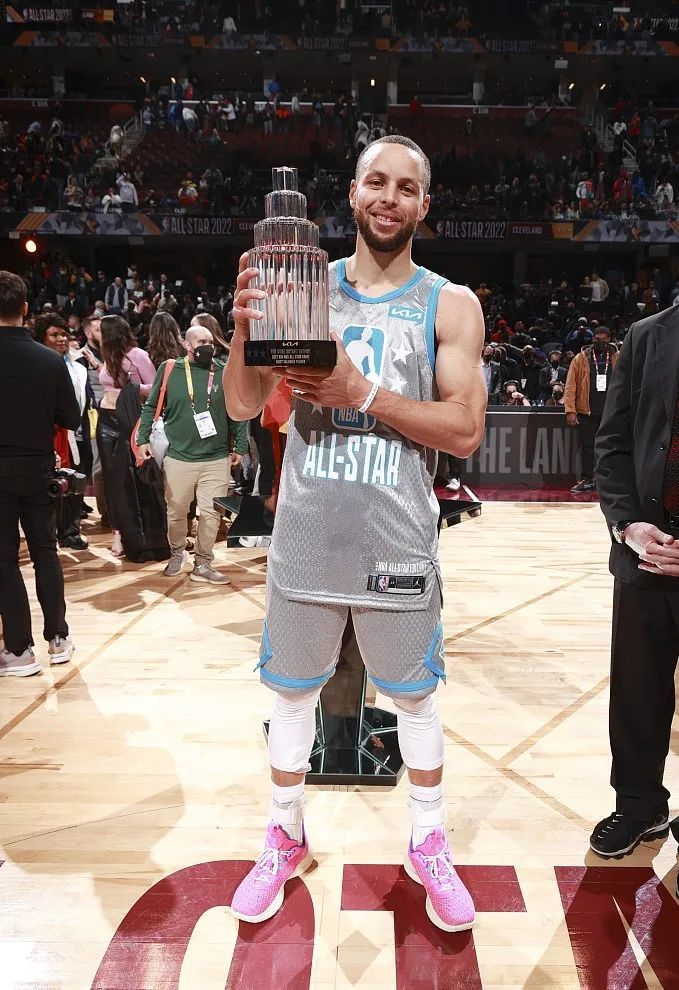 冠军体质，若日尼奥加盟弗拉门戈半赛季即夺得两项重要锦标（若日尼奥加盟弗拉门戈半季即斩获双冠，冠军气质尽显）