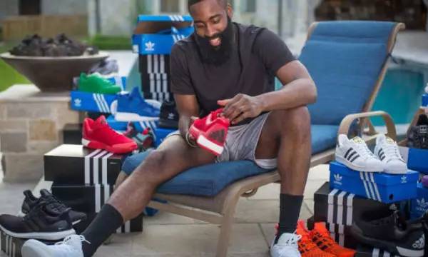 凯恩73场德甲比赛进75球，比同期进球数第二的吉拉西多21球（凯恩德甲73场75球，同期进球数领先吉拉西21球）