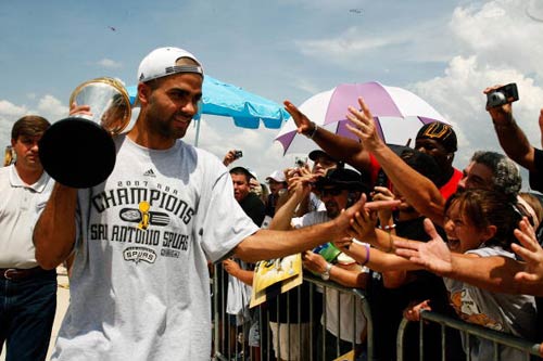 刘若钒本赛季从三镇自由身加盟海港，贡献5球6助攻（刘若钒本赛季以自由身从三镇转投海港，交出5球6助攻）