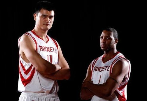 詹姆斯谈湖人防守：我们必须快速回防，限制对手的突破（詹姆斯：湖人须快速退防，遏制对手突破）