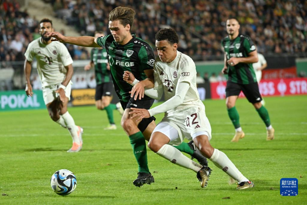 阿斯顿维拉在埃梅里带领下强势冲击英超争冠，与阿森纳激烈争夺榜首。（埃梅里率维拉强势冲冠，与阿森纳鏖战英超榜首）