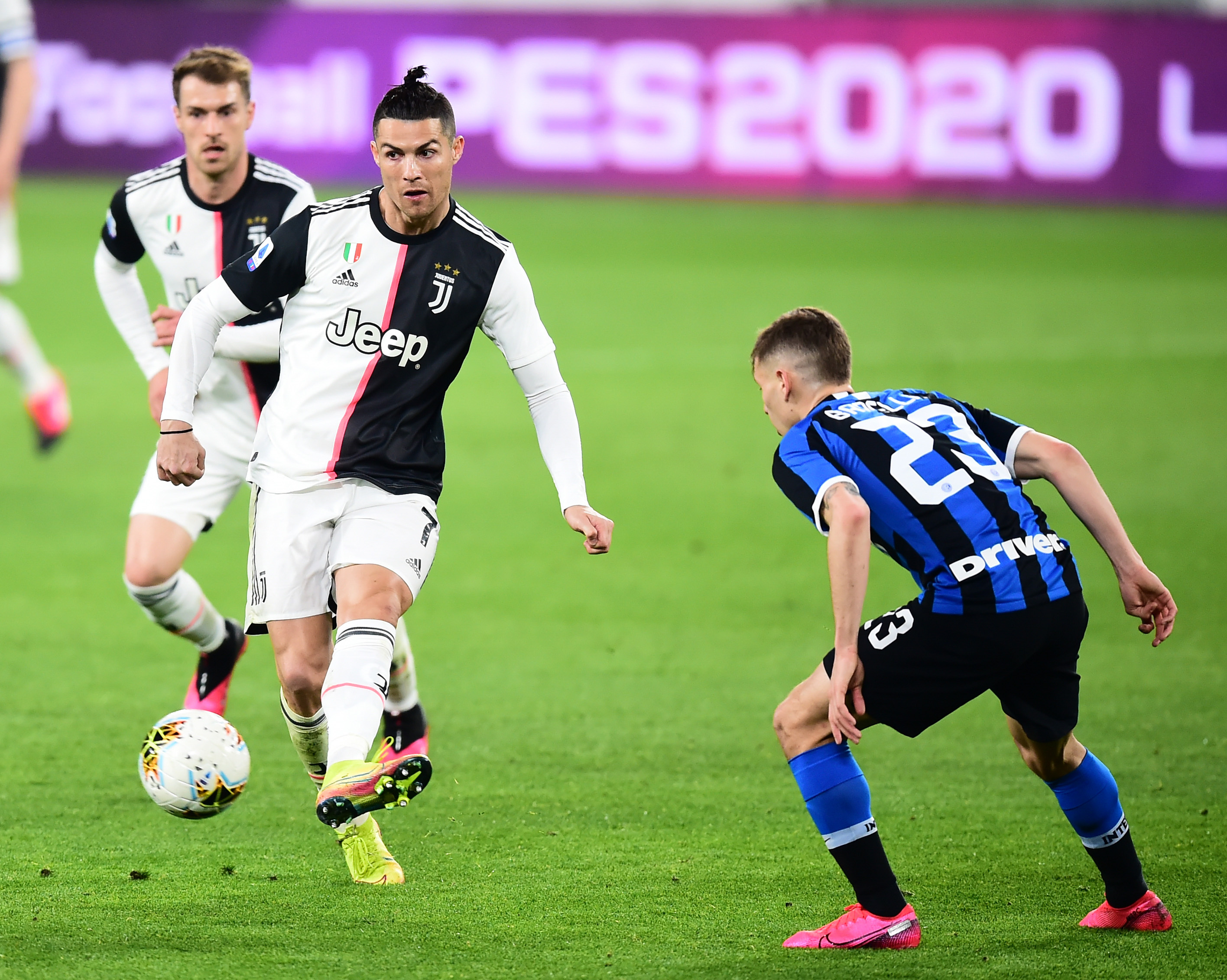 足球巴萨公布主力中场伤情，将缺阵一月（巴萨官宣主力中场受伤，预计缺席一个月）