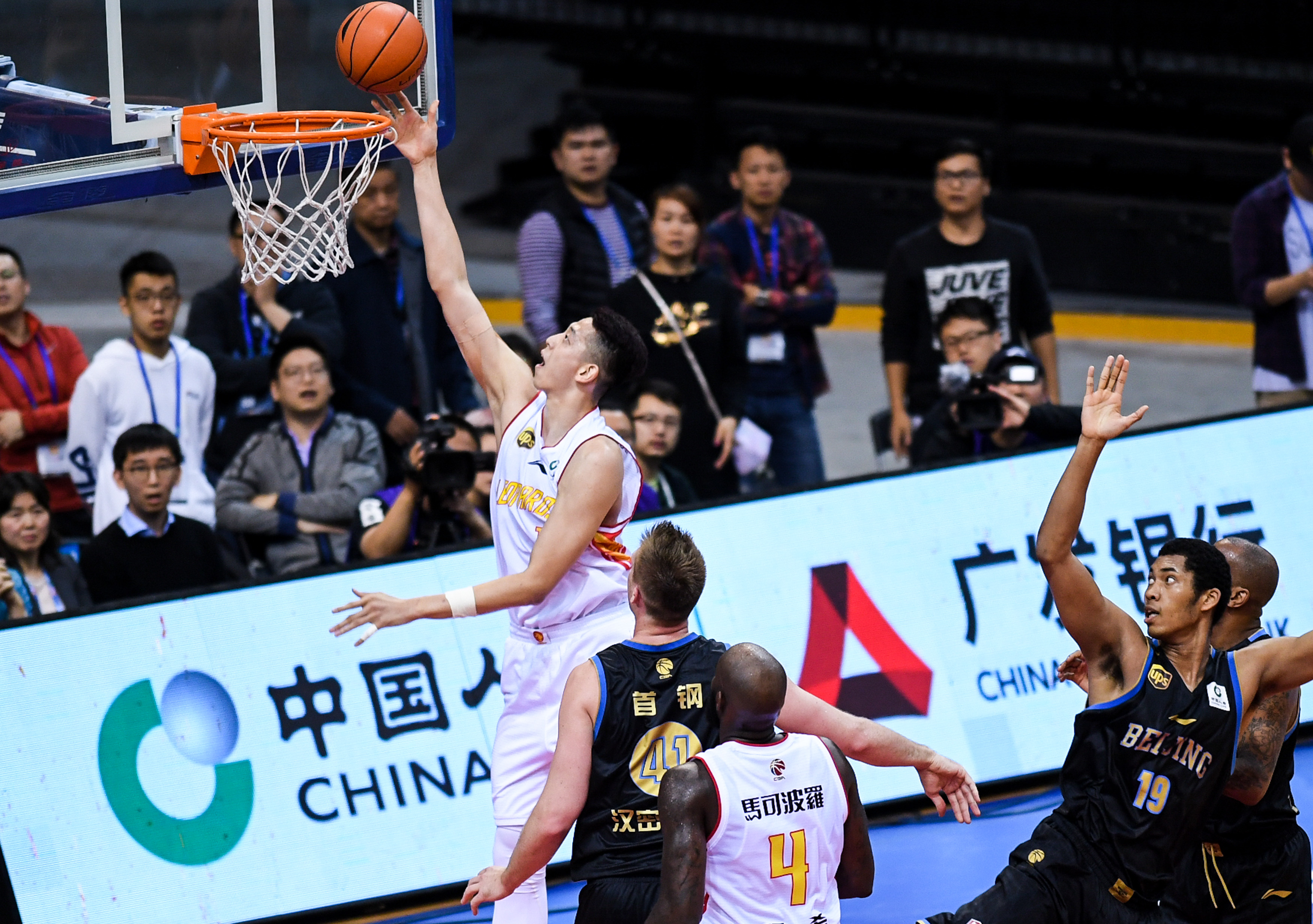 多纳鲁马：下半场踢得实在太差了，我们不能只踢45分钟（多纳鲁马：下半场表现糟糕，我们不能只踢半场好球）