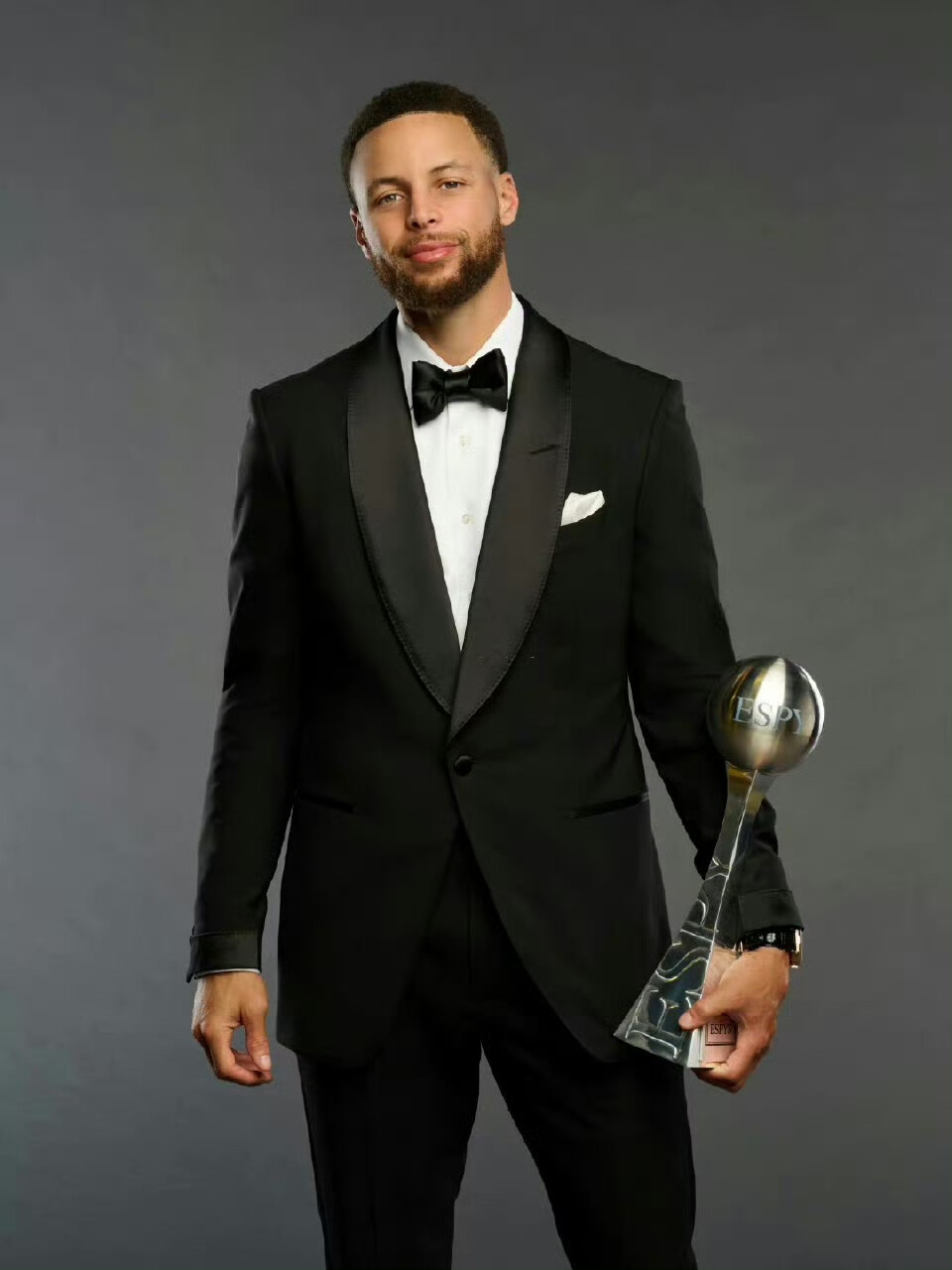 邮报：伯恩茅斯后卫塞内西与女足后卫鲍尔斯成英超新明星情侣（邮报称伯恩茅斯后卫塞内西与女足后卫鲍尔斯成为英超圈新晋明星情侣）